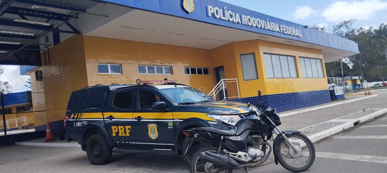 Motocicleta e carro roubados são recuperados pela PRF em Garanhuns Motocicleta e carro roubados são recuperados pela PRF em Garanhuns