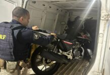 PRF recupera na BR 262, em Florestal (MG), moto CG Titan 160 furtada em Pará de Minas (MG) — Polícia Rodoviária Federal Moto CG Titan recuperada em Florestal.jpg