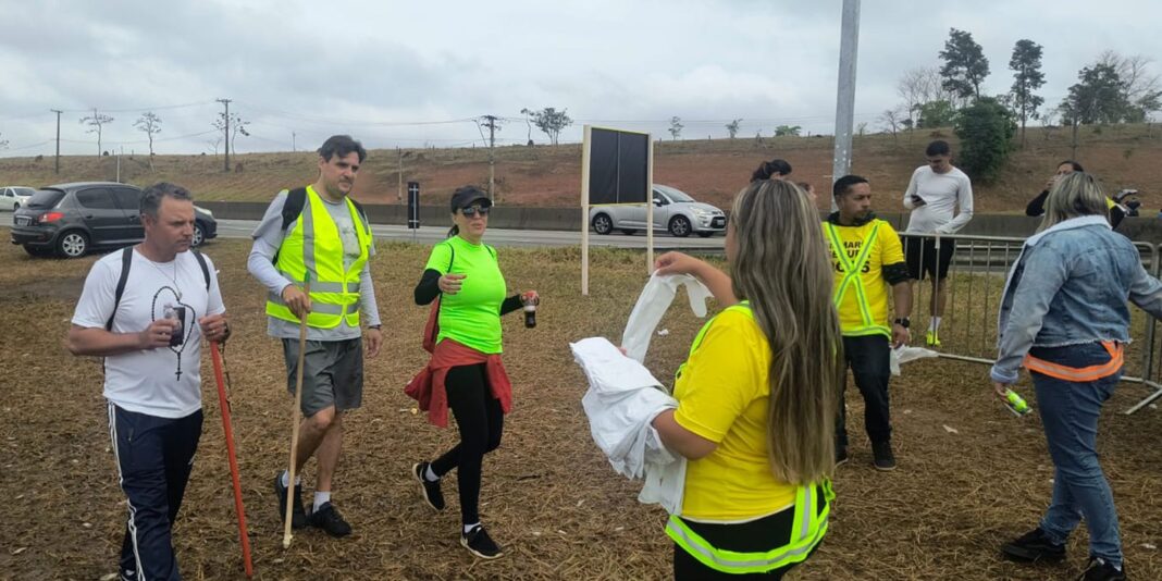 Romeiros que vão a Aparecida usam tendas de apoio em Romeiros que vão a Aparecida usam tendas de apoio em rodovias de SP