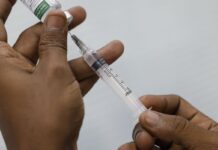 Vacinação despenca na Maré em dias de operação policial, aponta Unicef Vacinação despenca na Maré em dias de operação policial, aponta Unicef