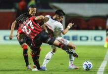 Vitória derrota Bahia e ganha fôlego na luta contra o rebaixamento Vitória derrota Bahia e ganha fôlego na luta contra o rebaixamento