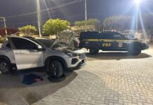 Após fuga pela contramão, carro roubado é recuperado pela PRF em Belo Jardim — Polícia Rodoviária Federal Após fuga pela contramão, carro roubado é recuperado pela PRF em Belo Jardim