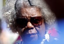 “Cada passo, cada pé, reivindica o direito à vida”, diz escritora "Cada passo, cada pé, reivindica o direito à vida", diz escritora