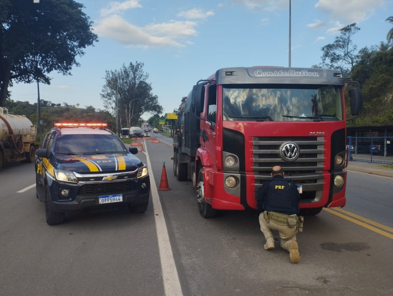 Caminhão roubado em 2021 é recuperado pela PRF na BR-381 Caminhão VW recuperado Sabará.jpg