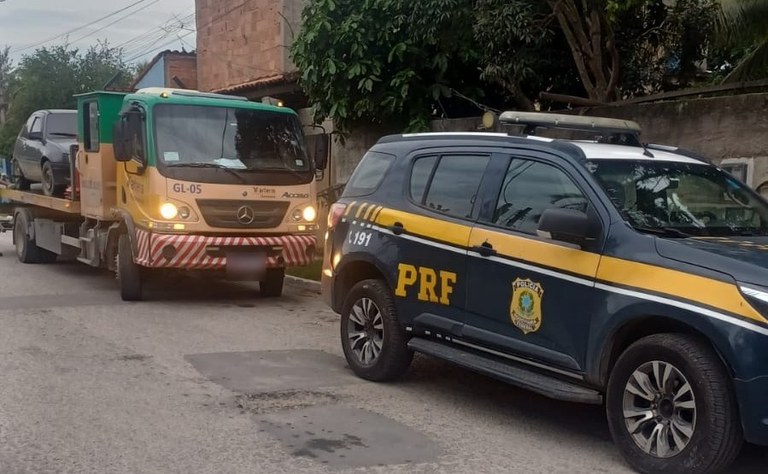 Em Rio Bonito, PRF recupera veículo furtado — Polícia Rodoviária alpha.jpg