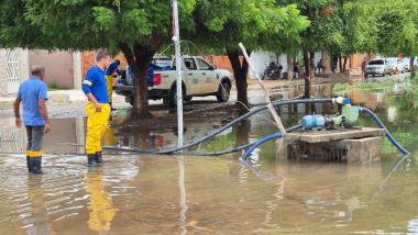 Em ações emergenciais de combate aos efeitos da chuva, Governo Em ações emergenciais de combate aos efeitos da chuva, Governo do Estado contém alagamentos, doa copos de água e monitora situação de rodovias | SECOM