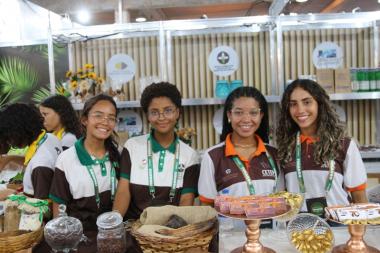 Estudantes da rede estadual expõem produtos das escolas-fábricas na Fenagro, Estudantes da rede estadual expõem produtos das escolas-fábricas na Fenagro, em Salvador | SECOM