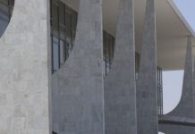 Governo sanciona proibição do uso de linguagem neutra em órgão público Governo sanciona proibição do uso de linguagem neutra em órgão público