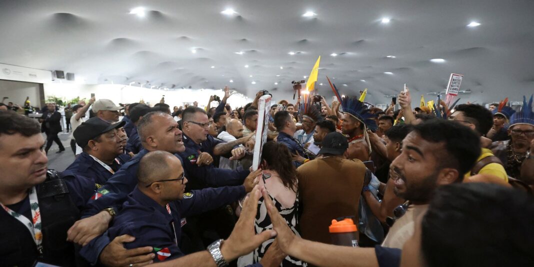 Manifestantes confrontam segurança para entrar em zona restrita Agência Brasil Manifestantes confrontam segurança para entrar em zona restrita Agência Brasil