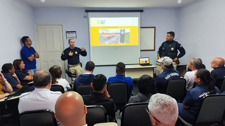 PRF realiza ação educativa de trânsito com funcionários da Viação WhatsApp Image 2025-11-25 at 08.23.15.jpeg