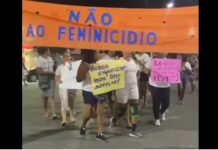 Moradores de Salinas das Margaridas protestam contra femicídios em homenagem à professora Nerica França da Conceição
