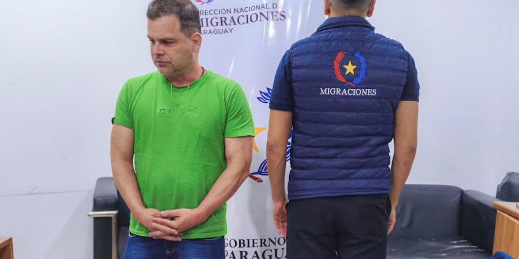 Polícia do Paraguai entrega Silvinei Vasques à PF Polícia do Paraguai entrega Silvinei Vasques à PF