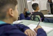 CNTE comemora reajuste do piso do magistério; prefeitos contestam CNTE comemora reajuste do piso do magistério; prefeitos contestam