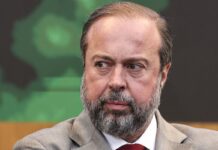 Ministro cobra solução para vazamento de água em minas da Vale Ministro cobra solução para vazamento de água em minas da Vale