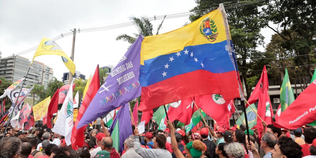 Protesto em SP pede soltura de Maduro e autonomia da Protesto em SP pede soltura de Maduro e autonomia da Venezuela