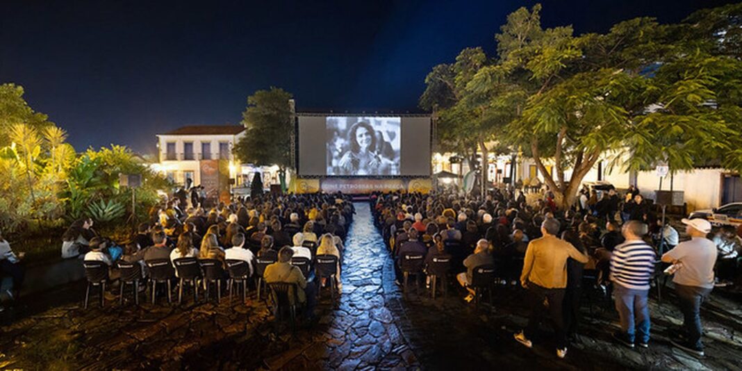 Sessão na praça emociona público da Mostra Tiradentes Sessão na praça emociona público da Mostra Tiradentes