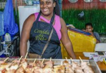Mães ambulantes cobram pontos de apoio para crianças no carnaval Mães ambulantes cobram pontos de apoio para crianças no carnaval