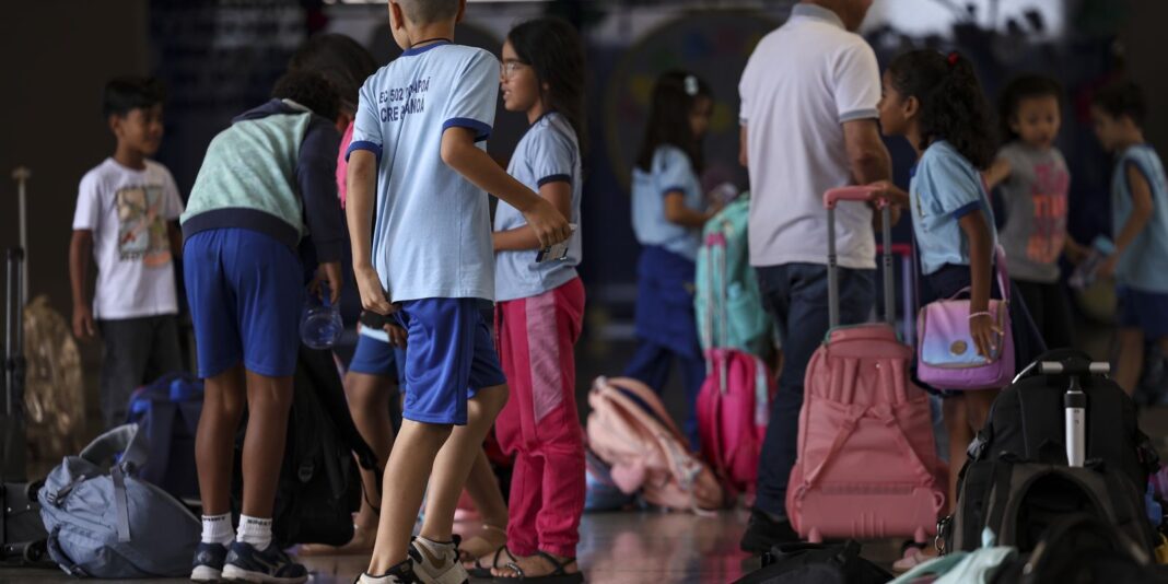 Um em cada quatro alunos da rede pública estuda em Um em cada quatro alunos da rede pública estuda em tempo integral