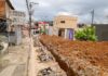 Prefeitura de Santo Antônio de Jesus realiza obra de drenagem para resolver alagamentos na rua Vereador João Delfino – Prefeitura de Santo Antônio de Jesus – BA Prefeitura de Santo Antônio de Jesus realiza obra de drenagem para resolver alagamentos na rua Vereador João Delfino – Prefeitura de Santo Antônio de Jesus - BA