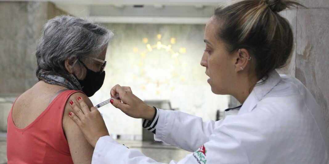 Butantan busca voluntários para teste de vacina da gripe para idosos