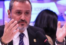 Polícia Federal retira credenciais de agente de imigração dos EUA Polícia Federal retira credenciais de agente de imigração dos EUA