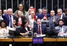 Câmara aprova, em dois turnos, a PEC pelo fim da escala 6×1 Câmara aprova, em dois turnos, a PEC pelo fim da escala 6x1