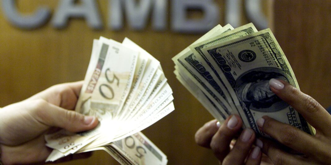 Dólar cai e fecha abaixo de R$ 5, após recuo Dólar cai e fecha abaixo de R$ 5, após recuo de Trump no Irã