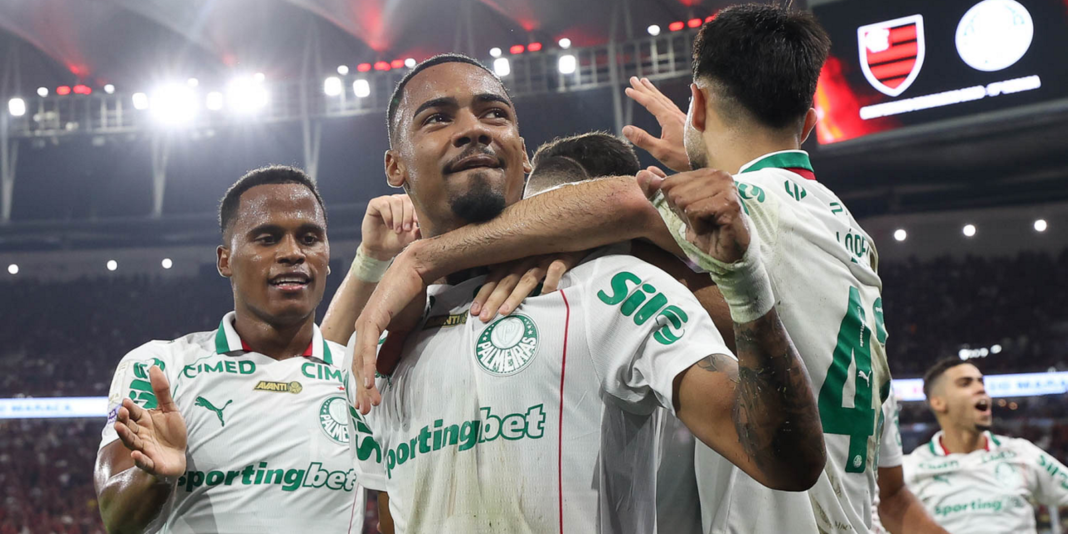 Palmeiras derrota Fla e amplia vantagem na liderança do Brasileiro Palmeiras derrota Fla e amplia vantagem na liderança do Brasileiro