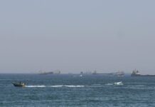 EUA lançam novos ataques ao Irã; forças iranianas fecham Ormuz EUA lançam novos ataques ao Irã; forças iranianas fecham Ormuz