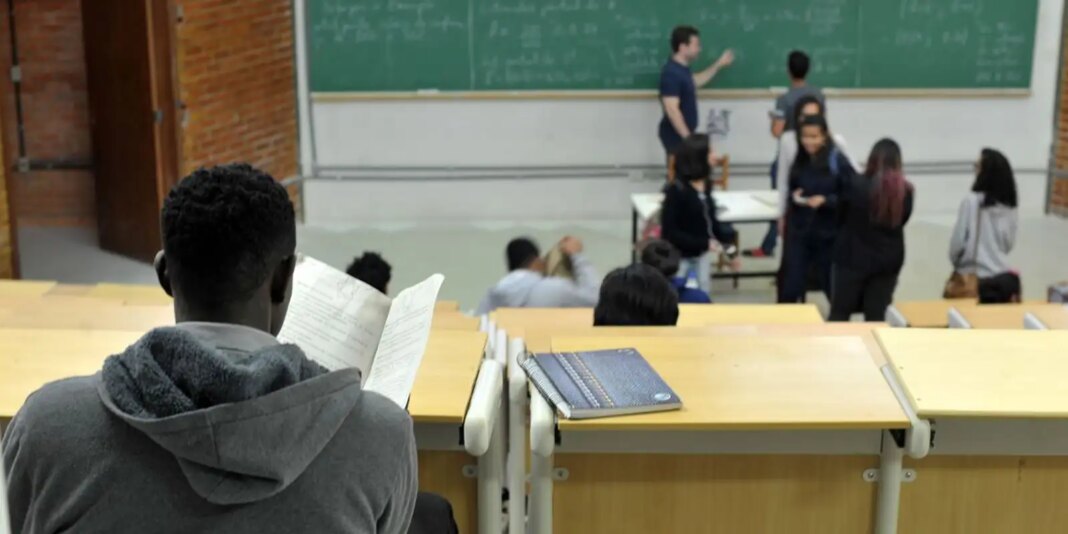 Instituições têm até 15 de junho para aderir ao Fies Instituições têm até 15 de junho para aderir ao Fies do 2º semestre
