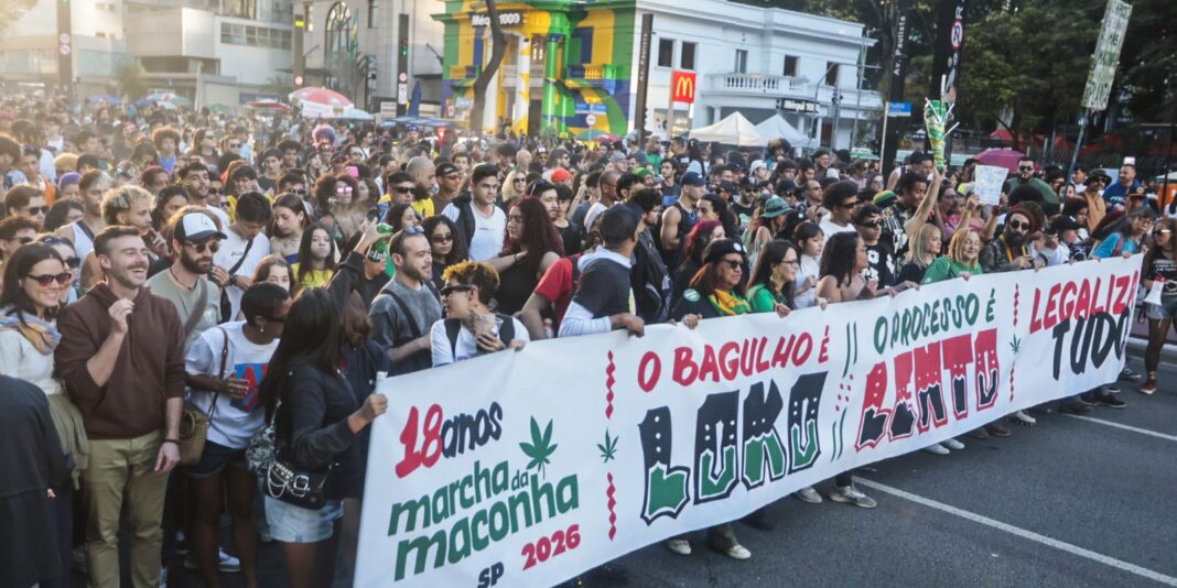 Marcha em São Paulo pede legalização da maconha Marcha em São Paulo pede legalização da maconha