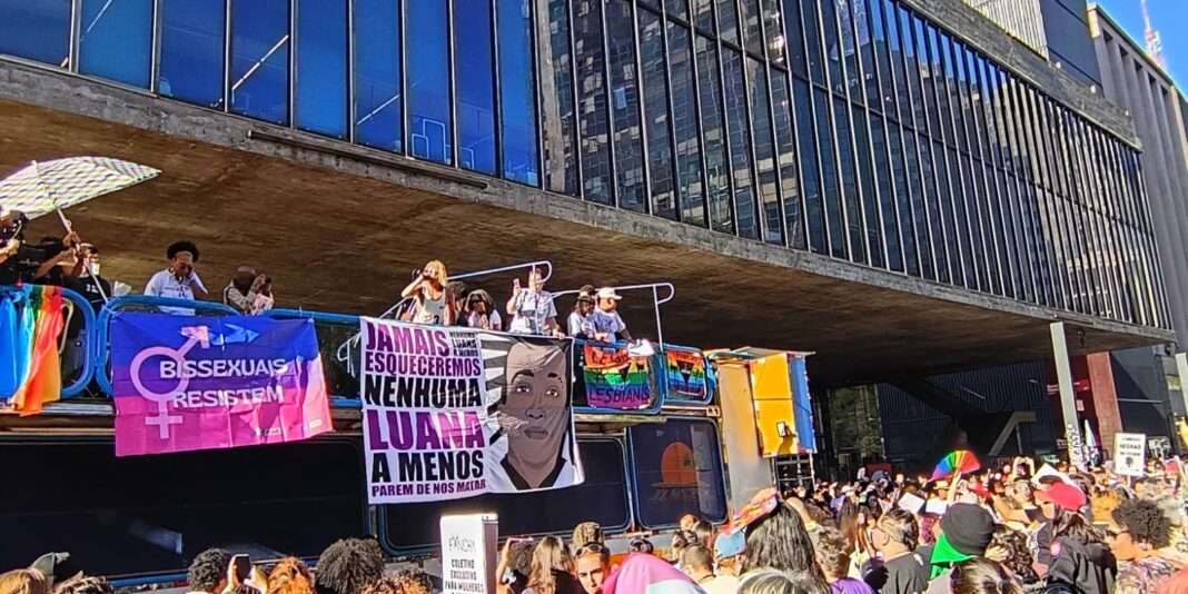 Mulheres lésbicas e bissexuais fazem caminhada em SP contra violência Mulheres lésbicas e bissexuais fazem caminhada em SP contra violência