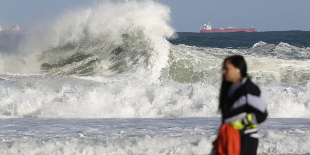 Rio entra em alerta para ressaca e ondas de até Rio entra em alerta para ressaca e ondas de até 2,5 metros