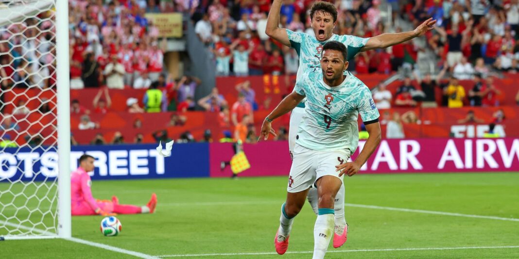 Portugal vira sobre Croácia e vai às oitavas com gols Portugal vira sobre Croácia e vai às oitavas com gols de CR7 e Ramos