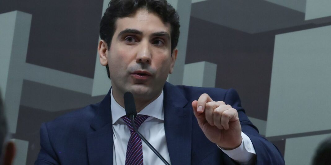 Galípolo critica empresas que pressionam para usar FGC Galípolo critica empresas que pressionam para usar FGC