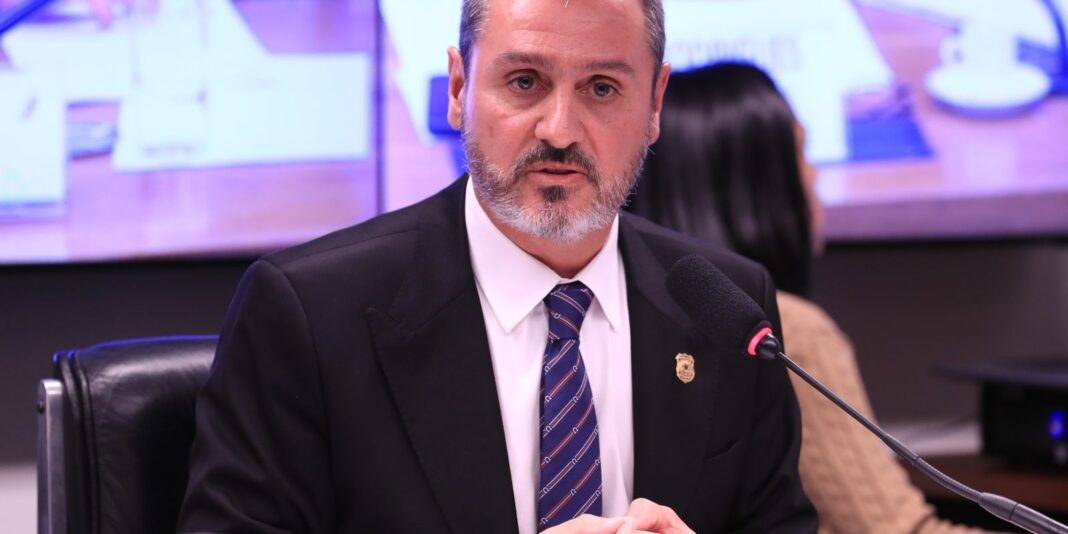 Dino determina reintegração de Andrei Rodrigues no comando da PF Dino determina reintegração de Andrei Rodrigues no comando da PF
