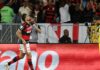 Flamengo vence e fica a um ponto do Palmeiras, líder do Brasileirão Flamengo vence e fica a um ponto do Palmeiras, líder do Brasileirão