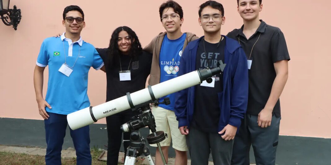 Olimpíada de Astronomia no Vietnã tem cinco estudantes brasileiros Olimpíada de Astronomia no Vietnã tem cinco estudantes brasileiros