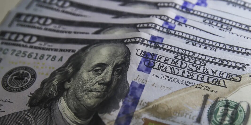 Dólar cai para R$ 5,01 com exterior e expectativa eleitoral Dólar cai para R$ 5,01 com exterior e expectativa eleitoral no Brasil