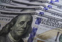 Dólar cai para R$ 5,01 com exterior e expectativa eleitoral no Brasil Dólar cai para R$ 5,01 com exterior e expectativa eleitoral no Brasil