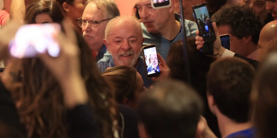 Lula agradece votos e diz que teve de vencer intromissão Lula agradece votos e diz que teve de vencer intromissão vinda de fora